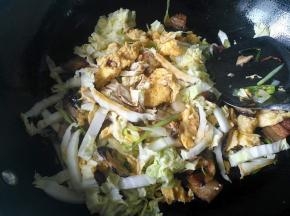 加入盐和蚝油，翻炒均匀