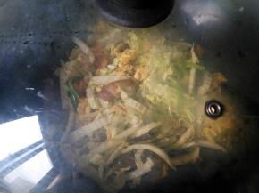 盖上锅盖开小火，将所有食材都煮熟