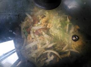 盖上锅盖开小火，将所有食材都煮熟