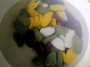 彩虹年糕切片，放入烧开的水中