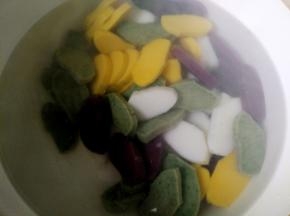 彩虹年糕切片，放入烧开的水中