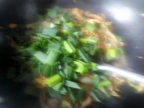 放入大蒜叶，翻炒均匀