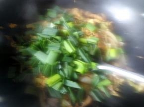 放入大蒜叶，翻炒均匀