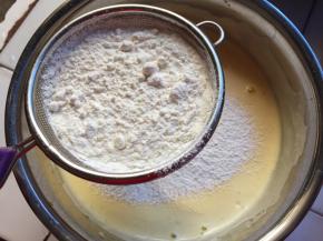 筛入低粉拌匀，从下往上搅拌