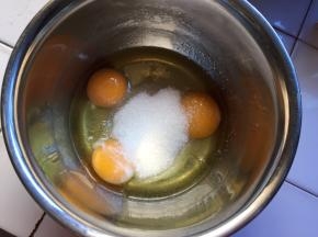 全蛋加入白砂糖用电动打蛋器打发