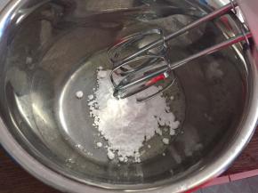 现在制作糖霜，将糖粉分三次放入蛋清中用电动打蛋器打发，，打发至糖霜有纹路状态，从上掉落很快变平（忘记拍照了）大概1分多钟的样子，如果觉得稀就加糖粉，如果觉得太稠就加入柠檬汁，分成三份，加入色素，搅拌均匀，放入裱花袋就可以画出自己想要的样子了！