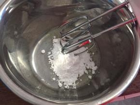 现在制作糖霜，将糖粉分三次放入蛋清中用电动打蛋器打发，，打发至糖霜有纹路状态，从上掉落很快变平（忘记拍照了）大概1分多钟的样子，如果觉得稀就加糖粉，如果觉得太稠就加入柠檬汁，分成三份，加入色素，搅拌均匀，放入裱花袋就可以画出自己想要的样子了！