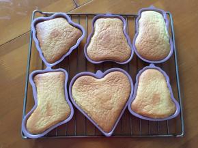 出炉会有一点回缩很正常，晾凉后倒出膜具即可