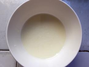 纯牛奶和玉米油混合均匀