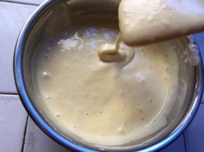 倒入蛋黄糊中搅拌均匀，搅拌好的蛋黄糊应是黏稠状态