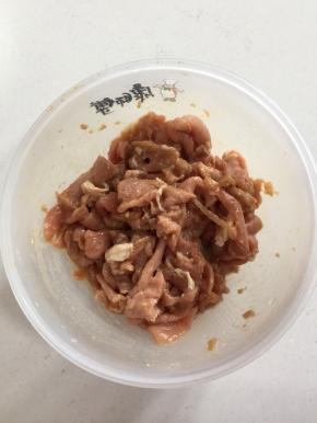 瘦肉切成薄片，加入1勺料酒，2勺生抽，1勺玉米淀粉，1勺香油搅拌均匀腌制20分钟。