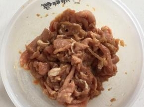 瘦肉切成薄片，加入1勺料酒，2勺生抽，1勺玉米淀粉，1勺香油搅拌均匀腌制20分钟。