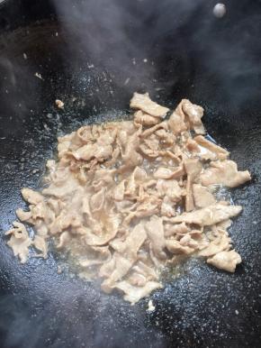 锅烧热倒入适量的油，放入腌制好的瘦肉快速翻炒至肉片变色。