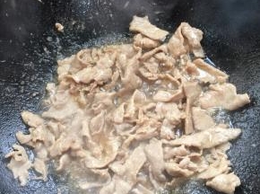 锅烧热倒入适量的油，放入腌制好的瘦肉快速翻炒至肉片变色。