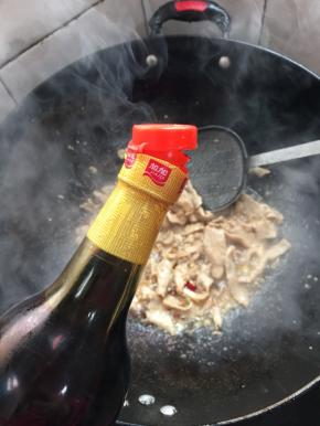 加入几滴酱油翻炒均匀。