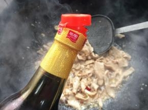 加入几滴酱油翻炒均匀。