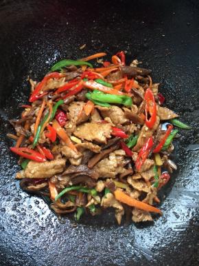 起锅前加入适量的鸡精调味即可。