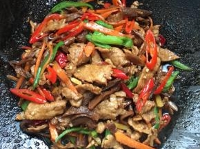 起锅前加入适量的鸡精调味即可。