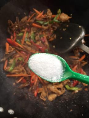 放入一勺盐翻炒均匀。