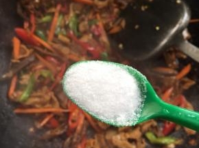 放入一勺盐翻炒均匀。