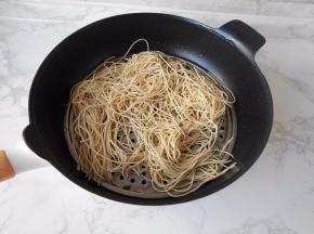 将面条平铺在锅中