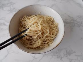 捞出沥水后，再入食用油抖匀。（这时如果蒸的多，就可以拌好后分装进保鲜袋入冰箱了，何时想吃，就拿出来炒或拌即可）