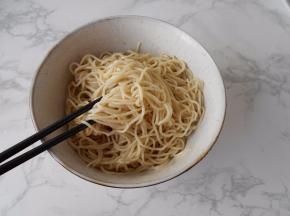 捞出沥水后，再入食用油抖匀。（这时如果蒸的多，就可以拌好后分装进保鲜袋入冰箱了，何时想吃，就拿出来炒或拌即可）