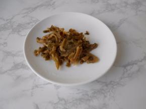 准备好的榨菜。我用的是袋装榨菜，味道咸淡正好。如果是那种疙瘩状的榨菜，要提前切好后浸泡掉部分盐份，这点一定要注意。