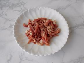 肉切成丝后用料酒，胡椒粉，一点点盐，味极鲜拌匀后略腌制入味。