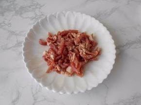 肉切成丝后用料酒，胡椒粉，一点点盐，味极鲜拌匀后略腌制入味。