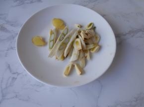 葱切段，姜切片，蒜切片备用。