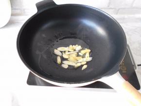 锅中放油烧热，加葱姜蒜炒香。