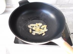 锅中放油烧热，加葱姜蒜炒香。