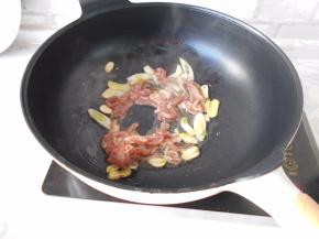 加入肉丝炒至变色。