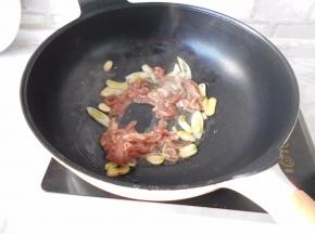 加入肉丝炒至变色。