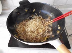 注意，这时可以换成筷子炒了，不要再用锅铲，试过后你就知道两者的区别了。筷子可以在炒的过程中，将面条挑起抖一下，使面条与菜混合的更为均匀，受热也可均匀