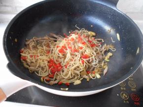 放点红椒点缀，喜欢辣的，你可以放小米辣类的，不能吃辣的，选择微辣或不辣的红椒