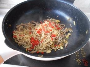 放点红椒点缀，喜欢辣的，你可以放小米辣类的，不能吃辣的，选择微辣或不辣的红椒