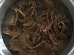 萝卜干提前一天用温水浸泡，中途换几遍水。