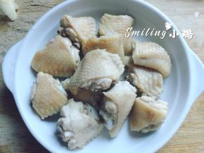 鸡翅开水焯一下至变色