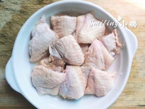 鸡翅洗净对切开