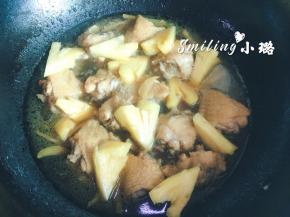 再加入少许菠萝块焖5分钟