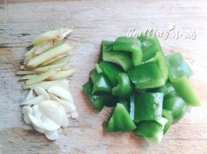 青椒切小块，蒜头切片，生姜切丝