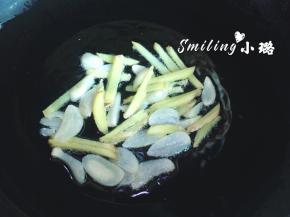 热锅冷油下姜蒜，冷油下是防止姜蒜会焦