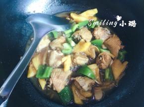 最后加青椒块，加盐和糖，大火收汁