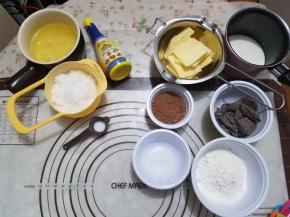 先把需要的食材称量准备好。