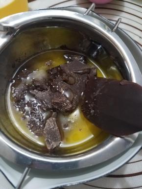 先制作B部分，黄油，巧克力，蜂蜜放到一起隔水融化。