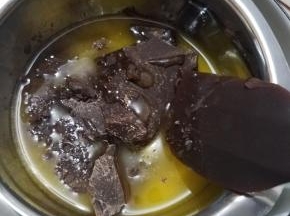 先制作B部分，黄油，巧克力，蜂蜜放到一起隔水融化。