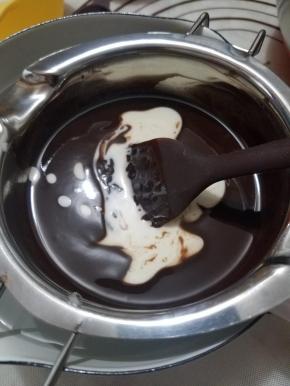 然后加入牛奶搅匀。