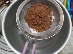 所有粉类过筛。